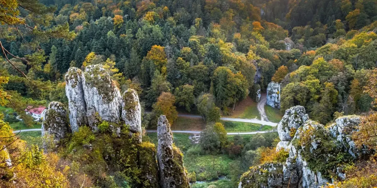 Ojcowski Park Narodowy ciekawostki: wapienne skały, jesienne lasy i malownicze doliny tworzą niezwykły krajobraz.