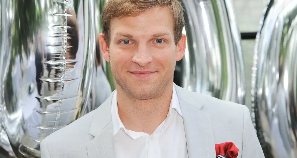 Michał Rolnicki z żoną na tle srebrnych balonów.