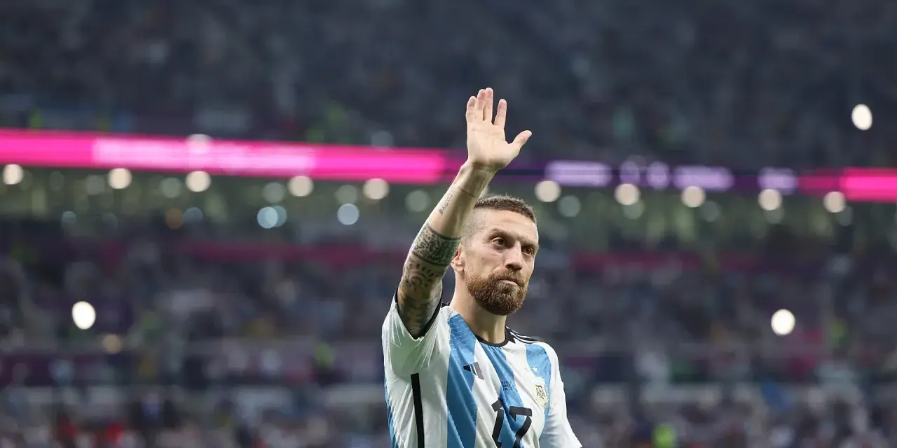 Aleix Gomez, w koszulce Argentyny, pozdrawia kibiców na stadionie.