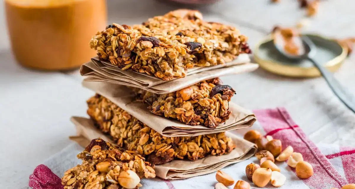 Barrette fatte in casa, ricche di avena, frutta secca e semi, perfette per una pausa energetica.