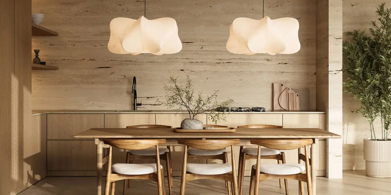 Ein Essbereich im **scandinavian style** mit Holztisch, Stühlen und Hängeleuchten. Natürliche Materialien und helle Farben schaffen eine ruhige Atmosphäre.