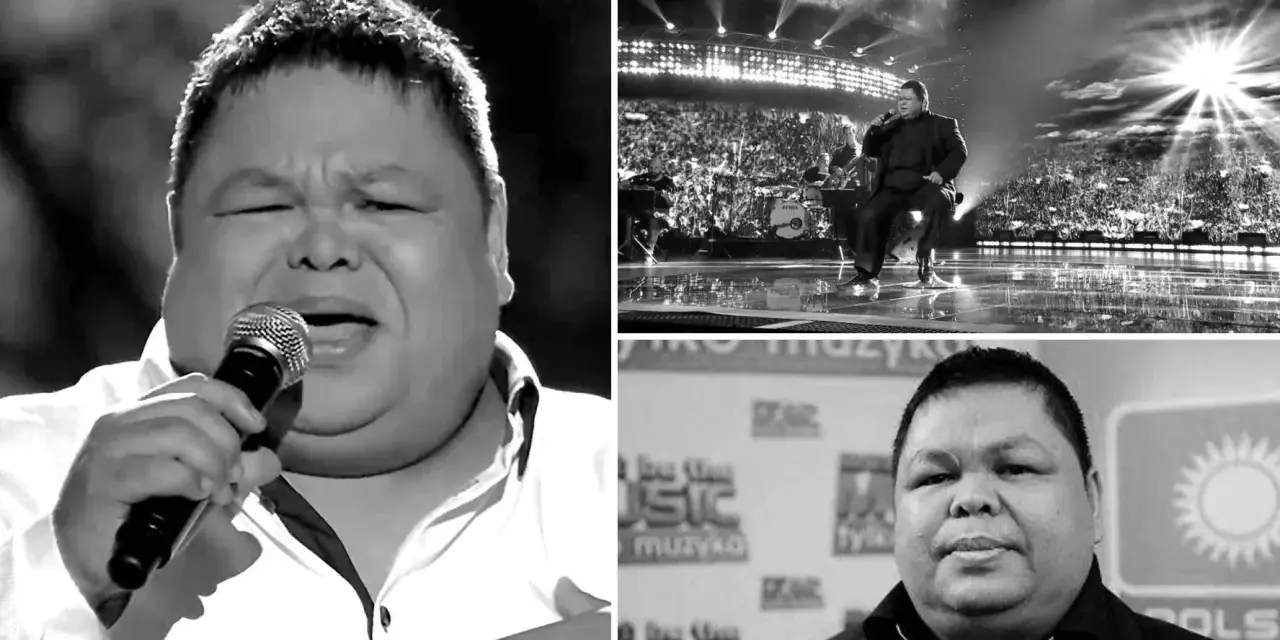 Wokalista śpiewa z pasją, jeden z najlepsi wykonawcy muzyki. Koncert na wielkiej scenie, tłumy widzów.