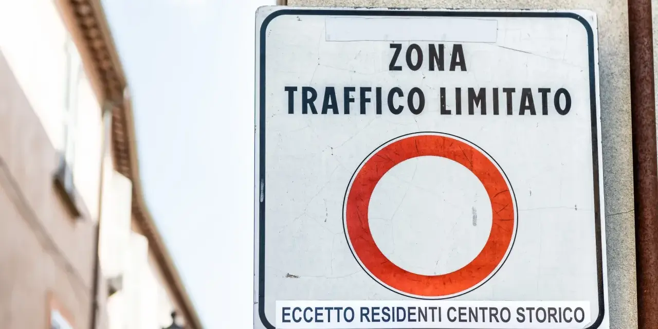 Cartello "ZTL attiva significato": zona a traffico limitato, eccetto residenti centro storico.