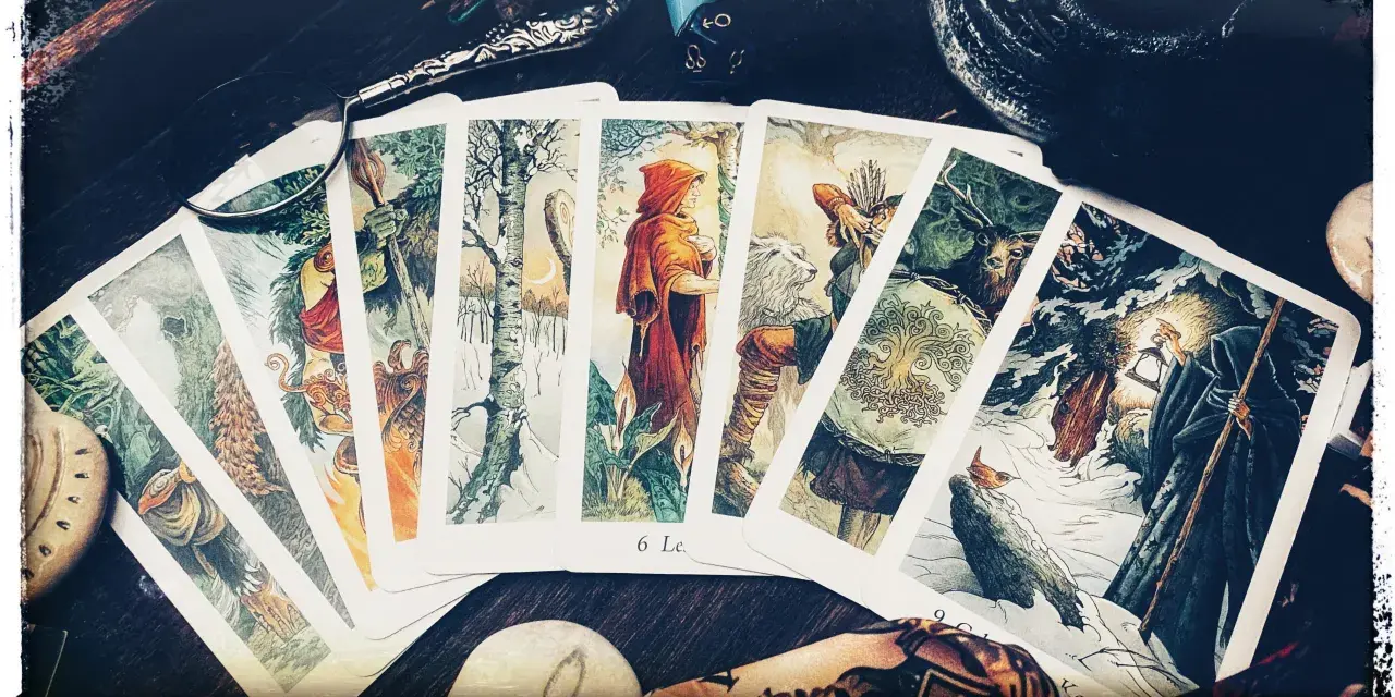 Rozłożona karta w tarocie z magicznymi ilustracjami postaci i zwierząt. W tle lupa i kostki do gry.