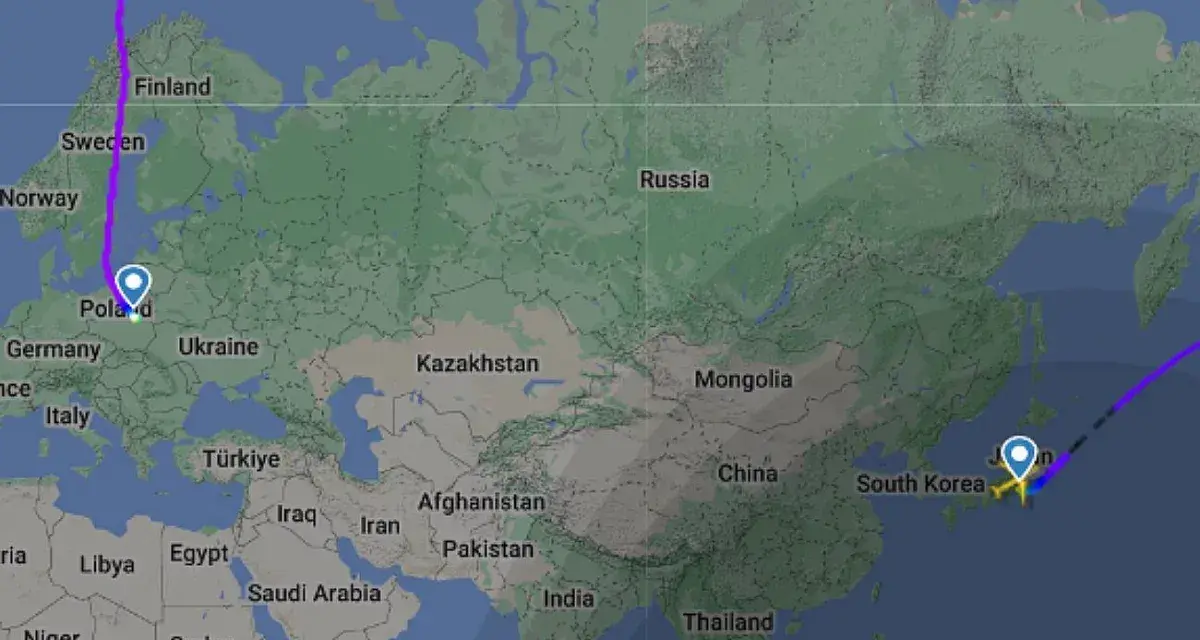 Trasa lotu z Polski do Japonii. Zastanawiasz się, ile się leci do Japonii? Mapa pokazuje długą podróż przez Europę i Azję.