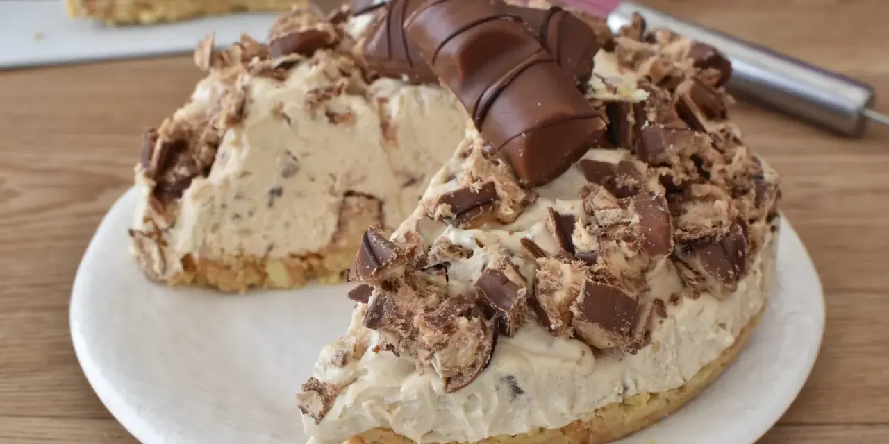 Una golosa torta Kinder Bueno, con pezzi di cioccolato e crema, pronta per essere gustata.