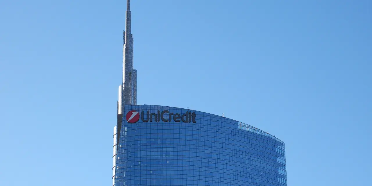 Szklany wieżowiec UniCredit z charakterystycznym logo, sięgający ku błękitnemu niebu. To symbol nowoczesności, jakby z przyszłości, niczym z wizji Aion Bank.