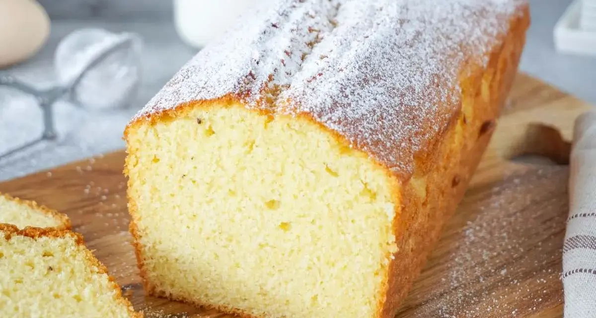 Ein saftiger Rührkuchen, bestäubt mit Puderzucker, perfekt für ein einfaches Kuchen Rezept.