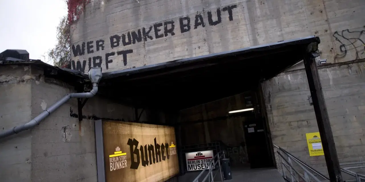 Eingang zum "Berlin Story Bunker", einem Museum, das Einblicke in die Geschichte des Führerbunkers bietet.