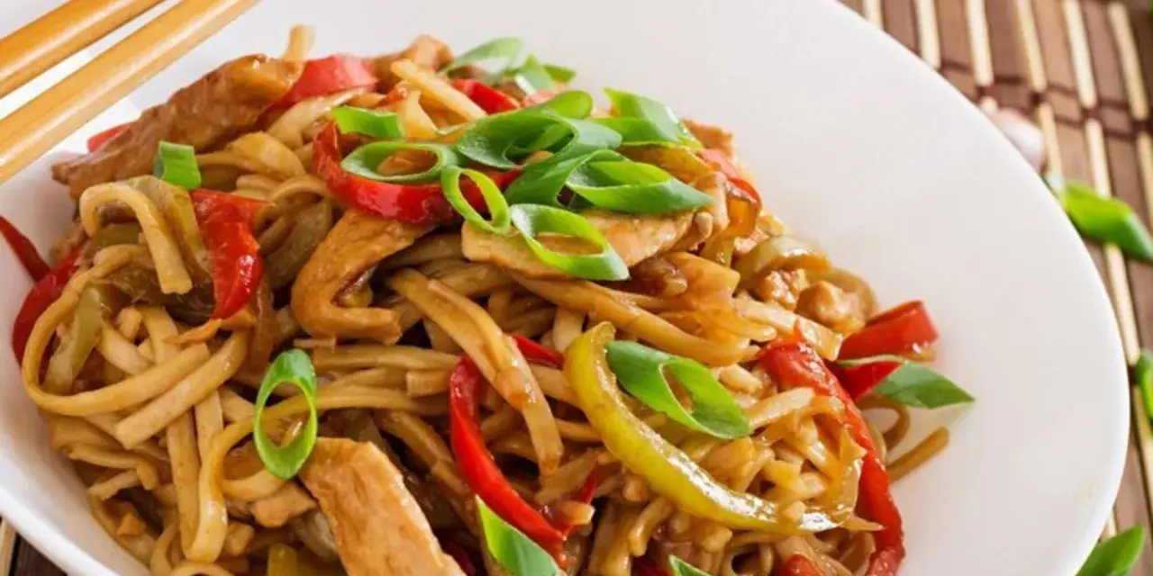Pyszny makaron udon z kurczakiem i warzywami, idealny na szybki obiad. Prosty przepis na udon, który zachwyci każdego!