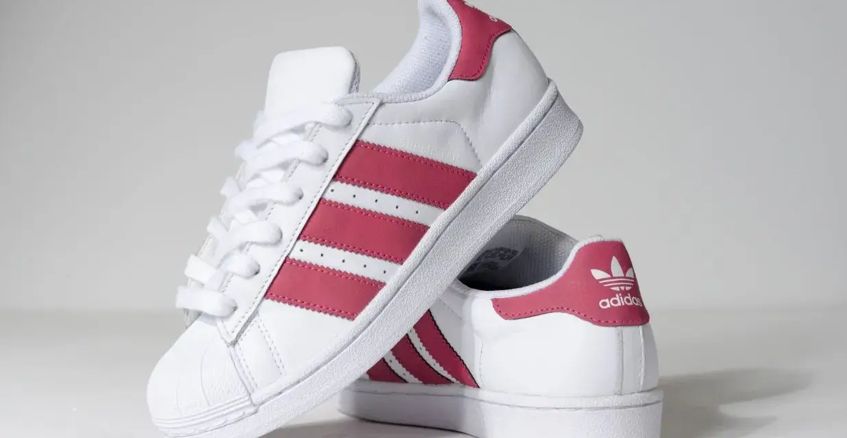 Białe buty sportowe Adidas Superstar z różowymi paskami. Rozmiar 37 1/3, idealne na stopę o długości 23,5 cm.