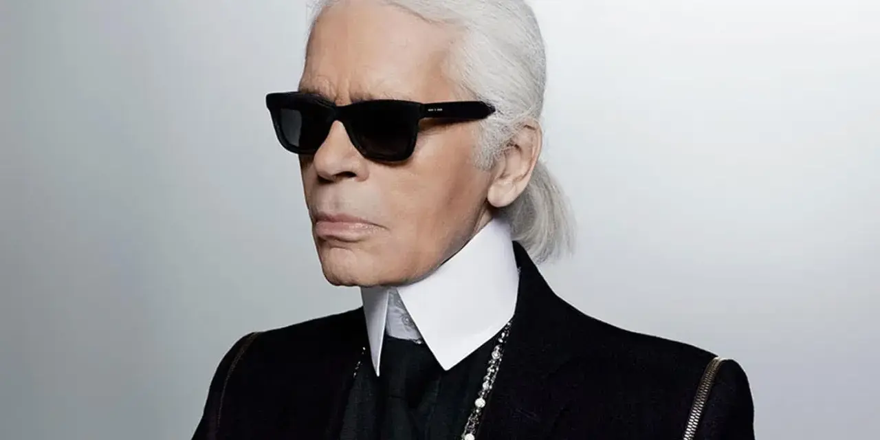 Karl Lagerfeld, jeden z najbardziej znanych projektantów mody, w charakterystycznych okularach i z siwym kucykiem.