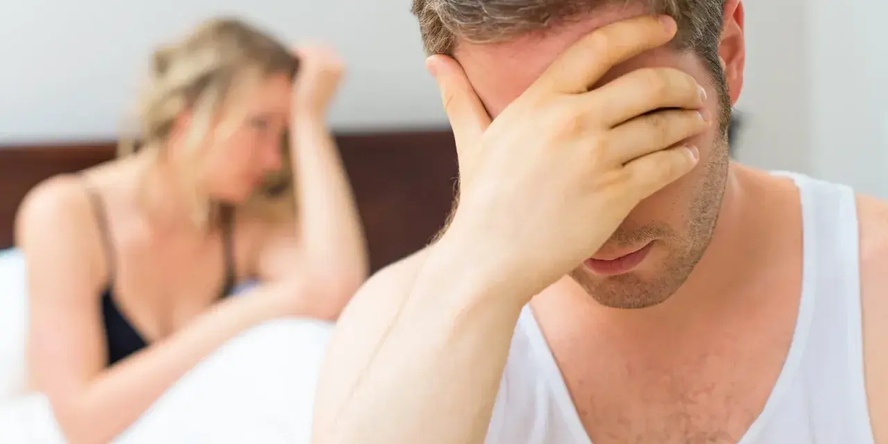 Rozczarowanie i smutek pary w łóżku. Brak współżycia konsekwencje u kobiet mogą być głębokie, wpływając na samopoczucie i relacje.