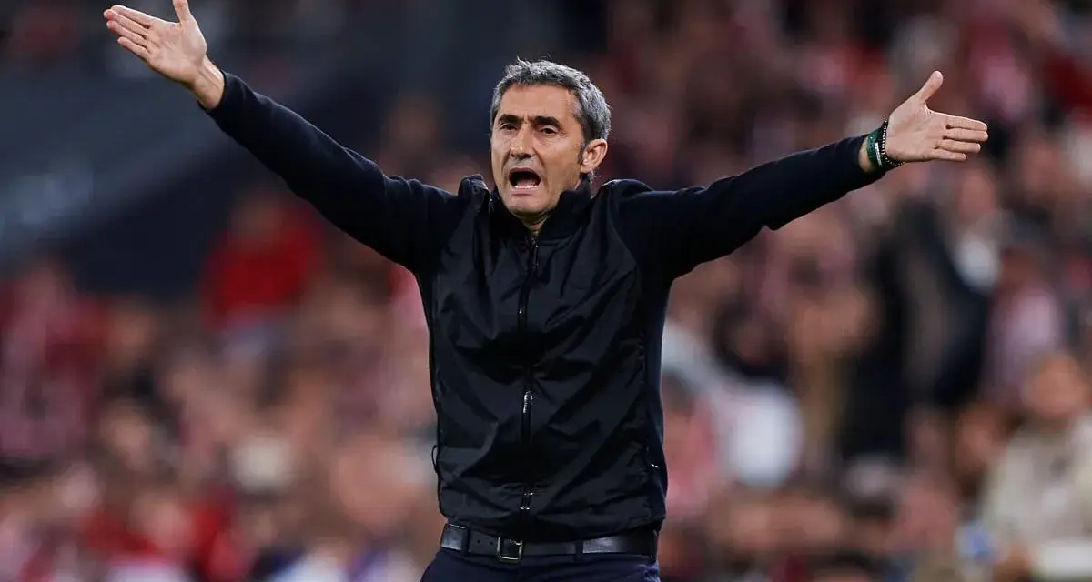 Ernesto Valverde, z pasją prowadzone drużyny, gestykuluje do swoich zawodników na tle trybun.