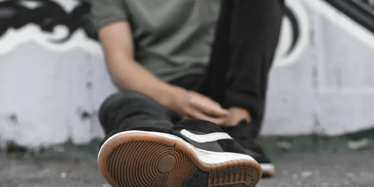 Scarpa da skate con suola consumata, tipica di chi pratica sport e ha un passo pronatore.