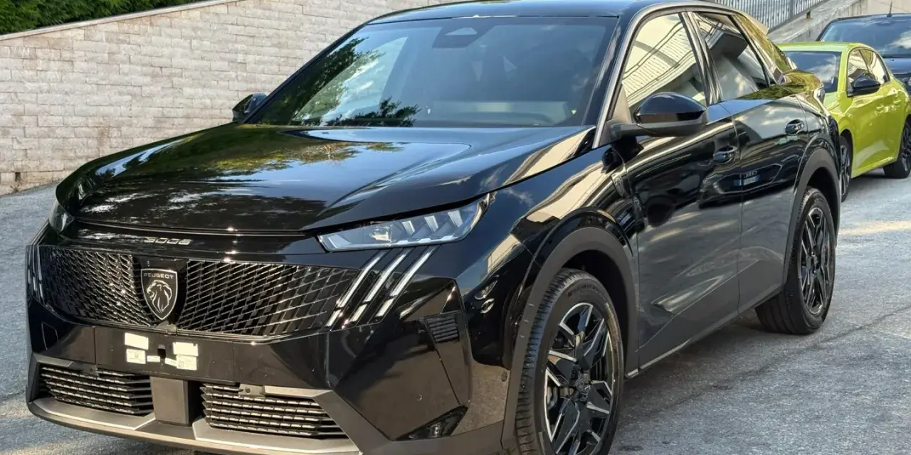 Nuova Peugeot 3008 nera lucida, con dettagli cromati e cerchi in lega sportivi. Ideale per chi cerca stile e prestazioni, con attenzione alla pressione pneumatici.