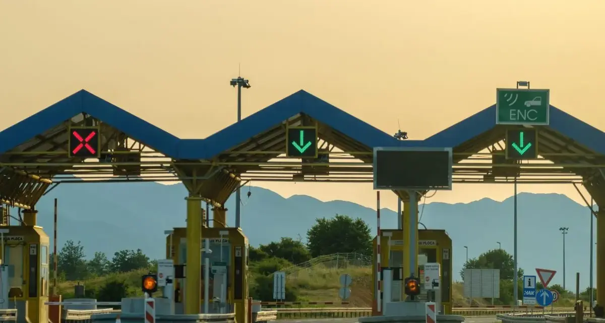 Bramki autostradowe z czerwonym krzyżykiem i zieloną strzałką. Można tu kupić e-toll bilet jednorazowy.