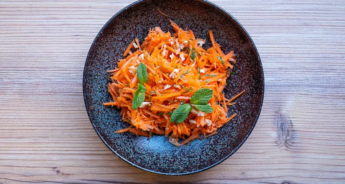 Ein bunter Karottensalat mit Minze und Nüssen, perfekt für ein leichtes karottensalat rezept.