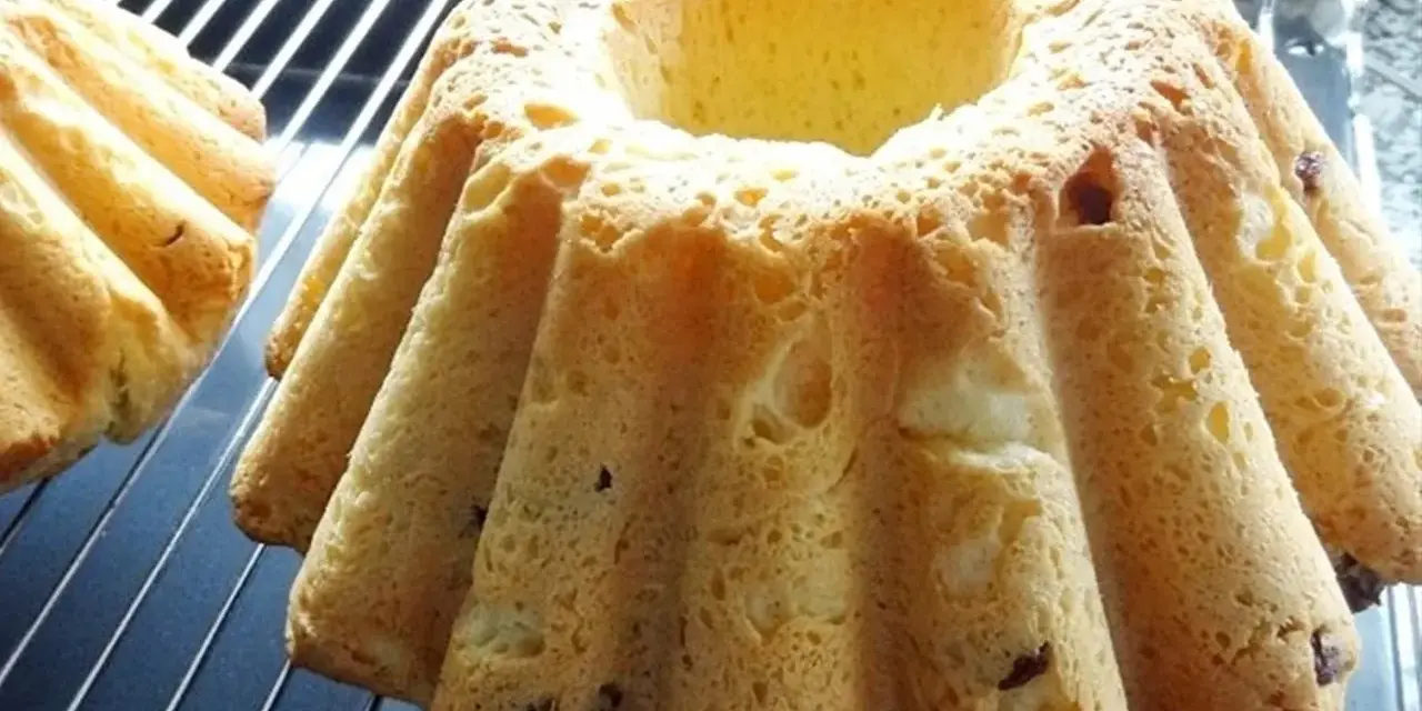 Puszyste i wilgotne ciasto drożdżowe z rodzynkami, idealne na każdą okazję. Ten przepis to gwarancja sukcesu!