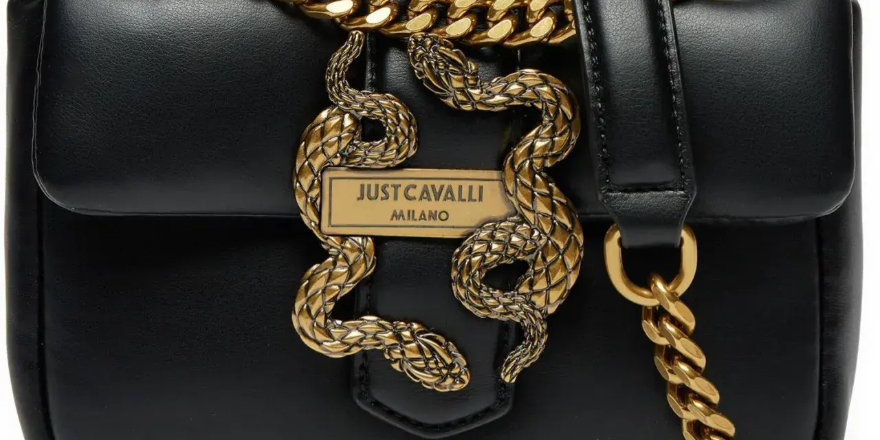 Elegancka, czarna torebka Just Cavalli z wężową aplikacją i złotym łańcuszkiem.