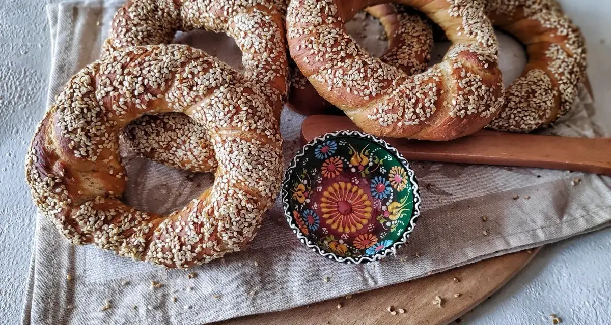 Pyszne simity posypane sezamem, idealne na śniadanie. Ten simit przepis jest prosty i szybki!