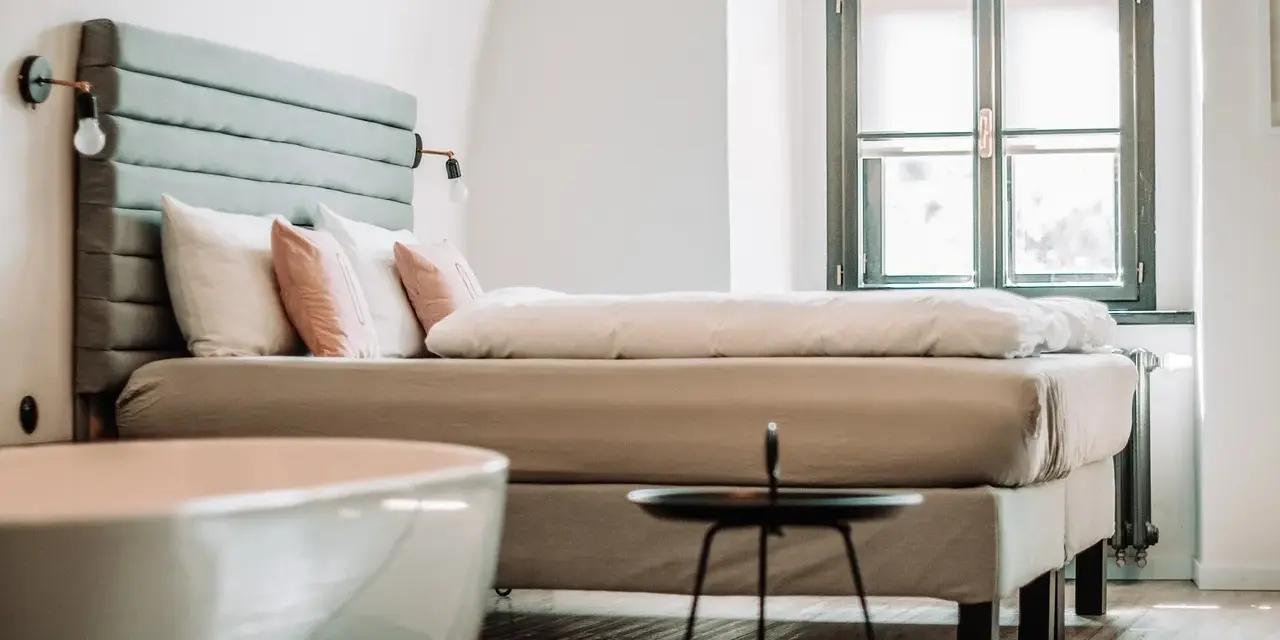 Ile kosztuje nocleg w hotelu w Polsce? Ceny, pułapki, oszczędności