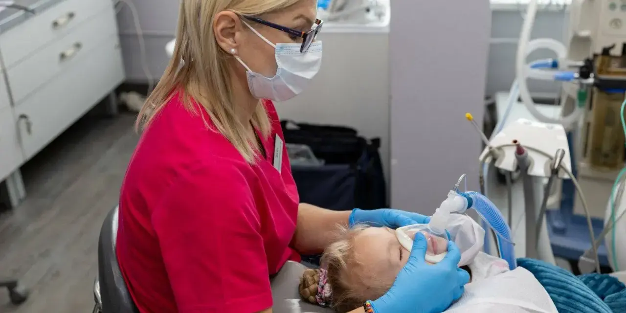 Znieczulenie u dentysty: Alergia czy strach? Rozpoznaj objawy!