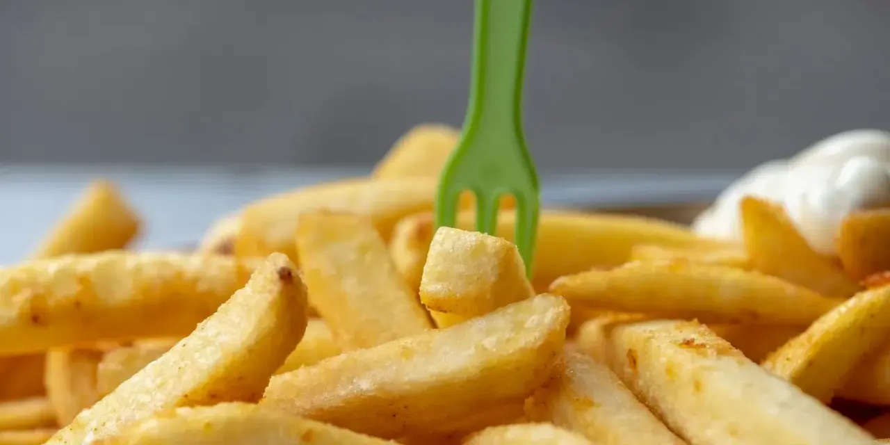 Czy pies może jeść frytki? Poznaj zagrożenia i bezpieczne zamienniki
