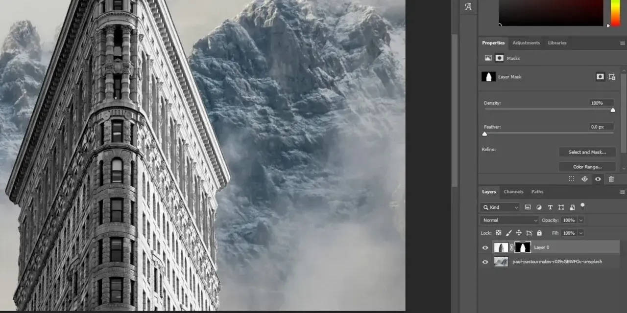 Edytowany w lut photoshop obraz przedstawia budynek w kształcie klina na tle mglistych gór.