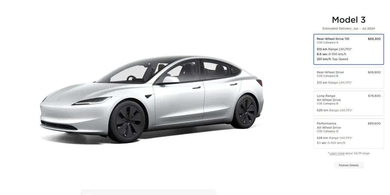 Srebrny Tesla Model 3 z czarnymi felgami, widok z boku.