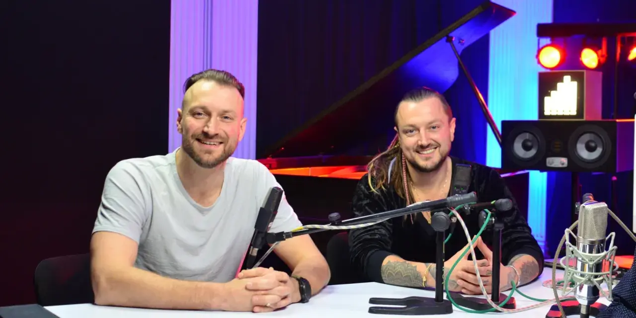 Aleksander Milwiw-Baron i jego kolega w studiu, gotowi do nagrania nowych utworów.