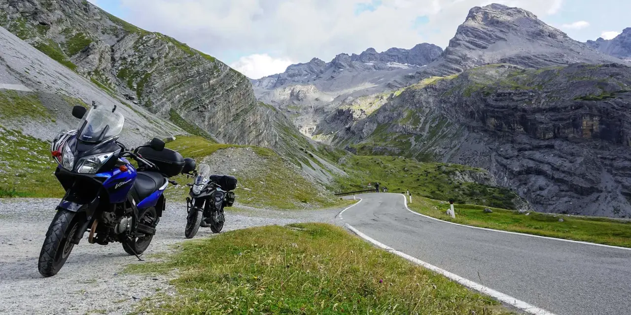 Dwa motocykle na górskiej drodze. Niesamowite widoki Słowacji podczas podróży motocyklem.