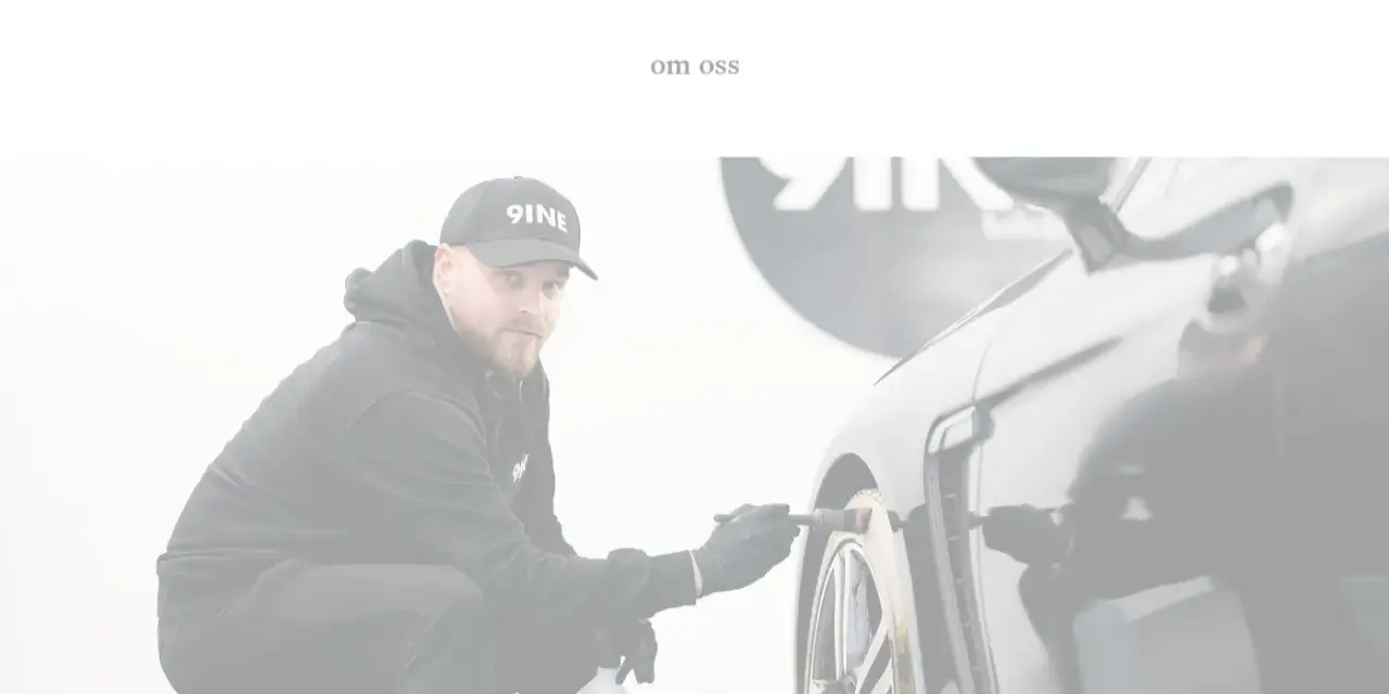 Man med keps och handskar rengör bilfälg med borste. Arcticlean-logotypen syns.