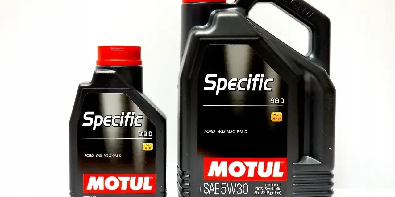 Dwa opakowania oleju silnikowego Motul Specific SAE 5W30. Czy Motul to dobry olej? Tak, ten syntetyczny olej spełnia normę Ford WSS M2C 913 D.