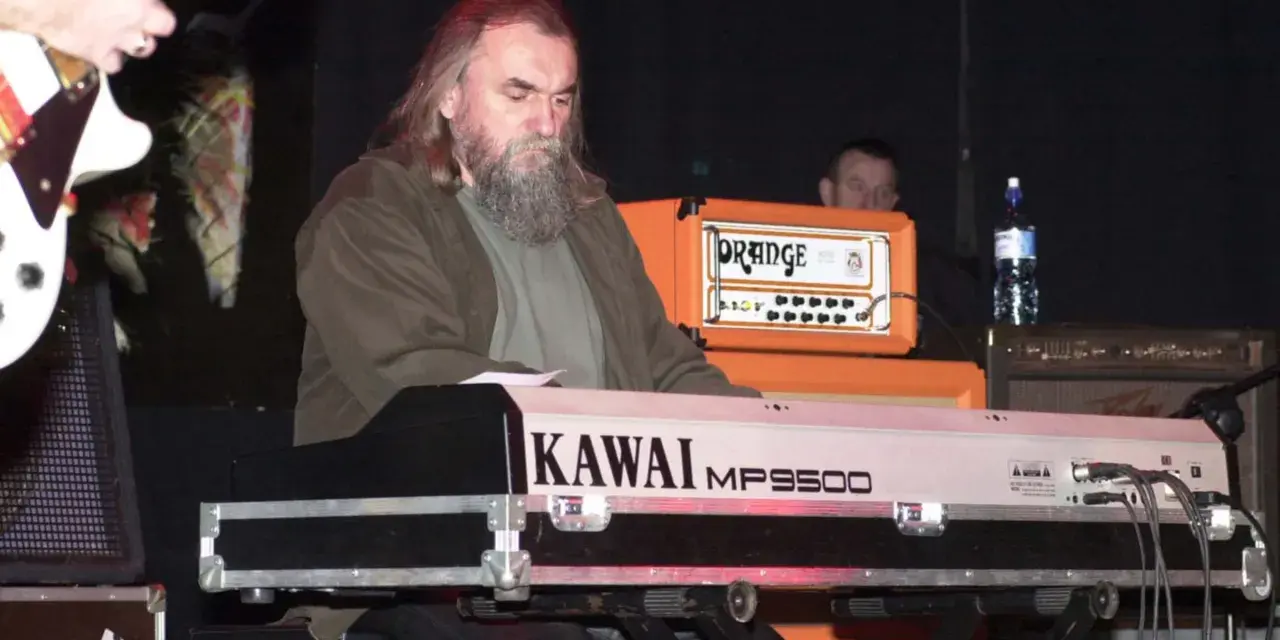 Klawiszowiec zespołu Dżem, z charakterystyczną brodą, gra na keyboardzie Kawai MP9500.