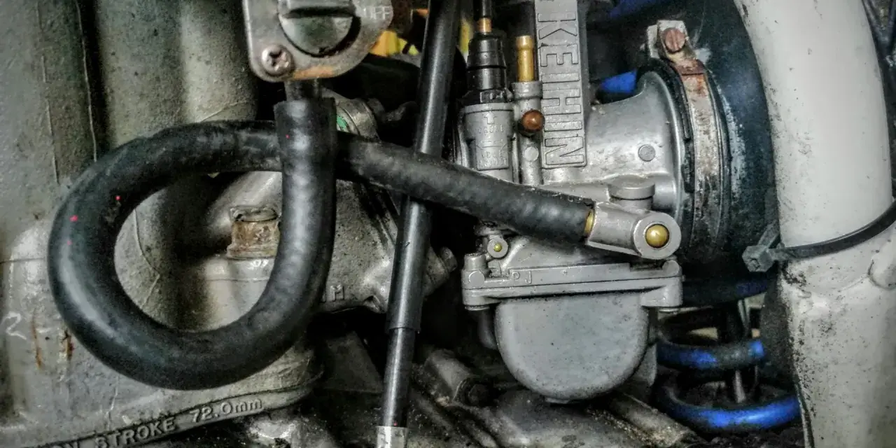 Silnik motocykla z widocznym gaźnikiem Keihin. Możliwe czyszczenie gaźnika bez rozbierania.