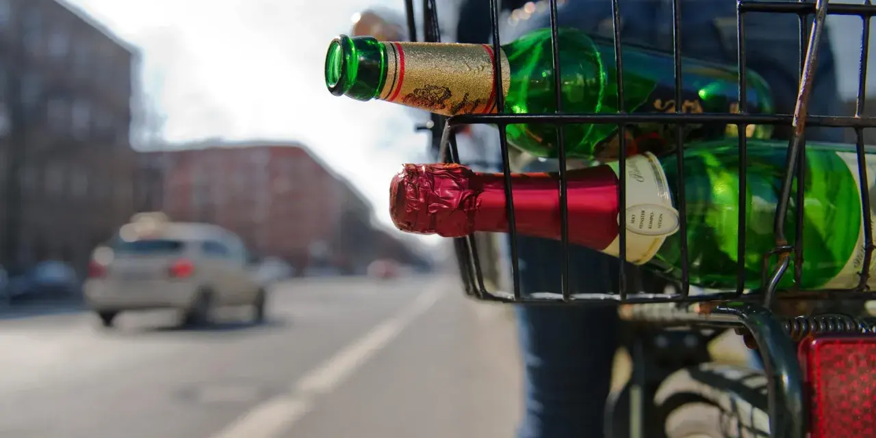 Flaschen im Fahrradkorb. Vorsicht: betrunken Fahrrad fahren Strafe!