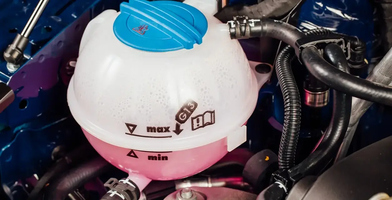Kühlmittelbehälter eines VW Passat B8. Blasenbildung deutet auf mögliche Probleme mit der Wasserpumpe hin.