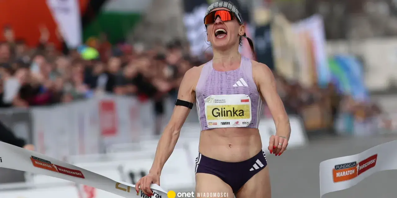 Zwyciężczyni półmaratonu, Glinka, przekracza metę. Dystans półmaratonu to 21,0975 km.