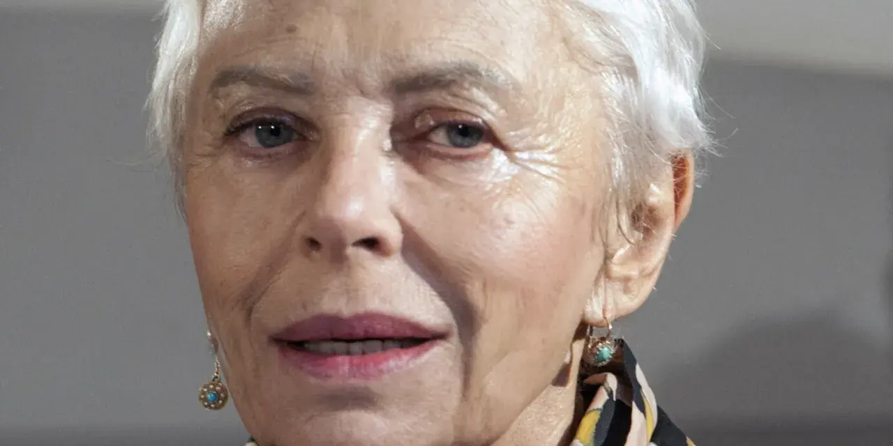 Portret Hanny Bieluszko, której choroba odcisnęła piętno na jej twarzy, ale nie odebrała blasku spojrzenia.