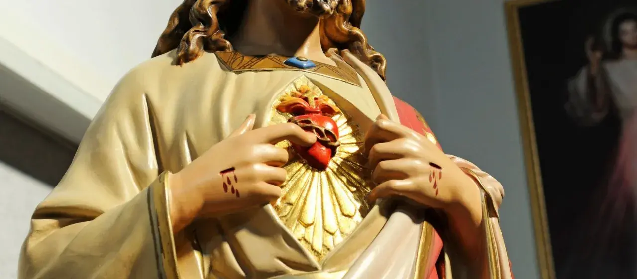 Statue des heiligen Herz Jesu mit Dornenkrone und Wundmalen an den Händen.