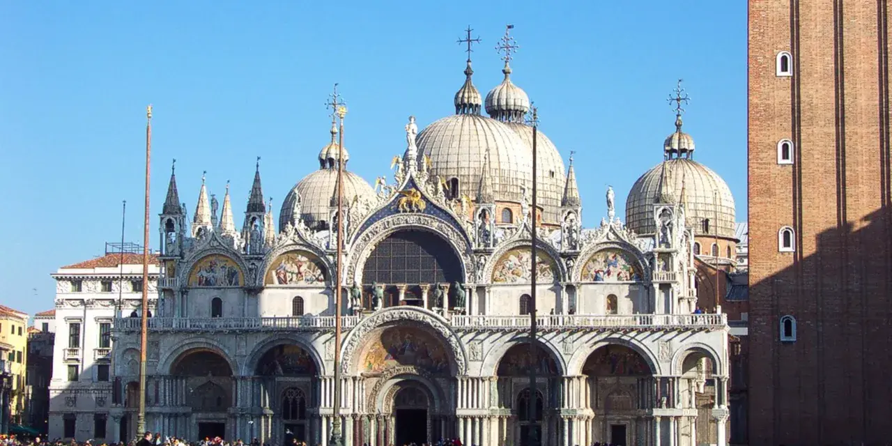 La maestosa Basilica di San Marco a Venezia, con le sue cupole e mosaici, domina la piazza. Un'icona architettonica.