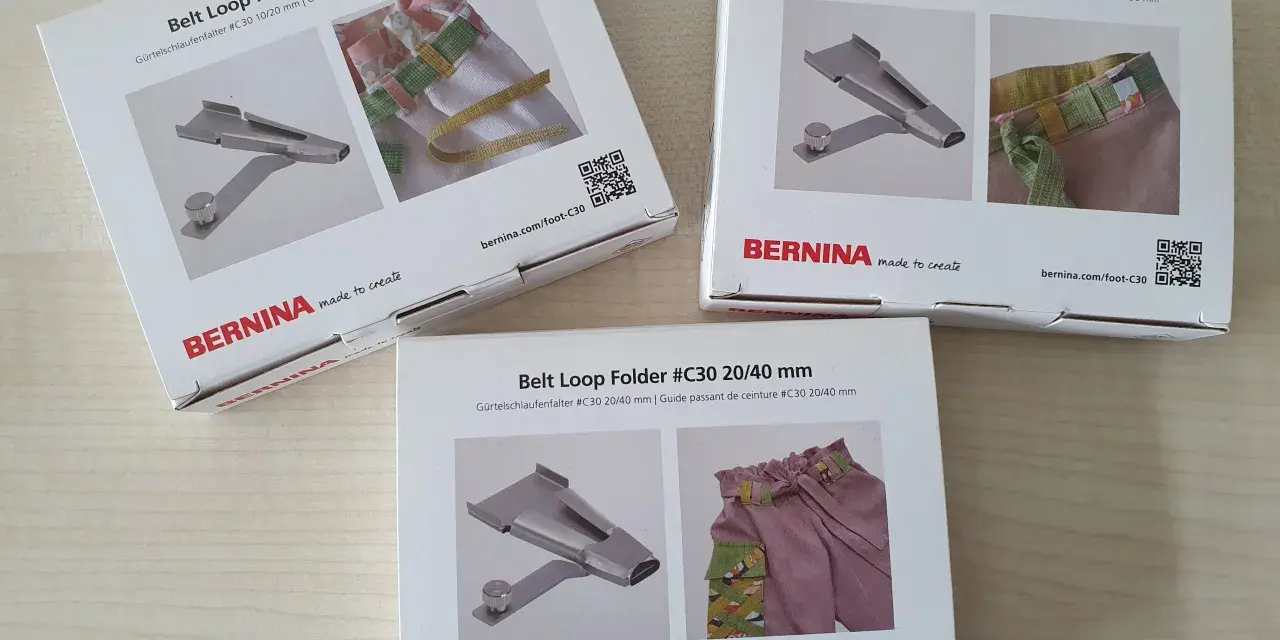 Trois boîtes Bernina présentent des guides pour faire un passant de ceinture en fil. Idéal pour des finitions professionnelles sur vos créations.