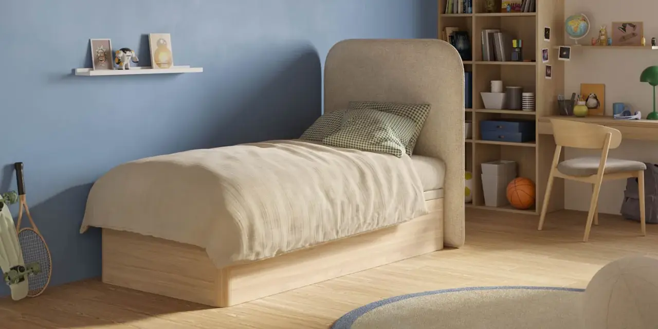 Chambre d'ado avec un matelas confortable, une étagère murale décorée et une bibliothèque remplie de livres et de jouets.