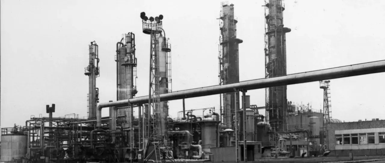 Wielka instalacja przemysłowa z wieżami destylacyjnymi i rurociągami. To właśnie tutaj powstają produkty, których nazwy zaczynają się od "rwpg co to".