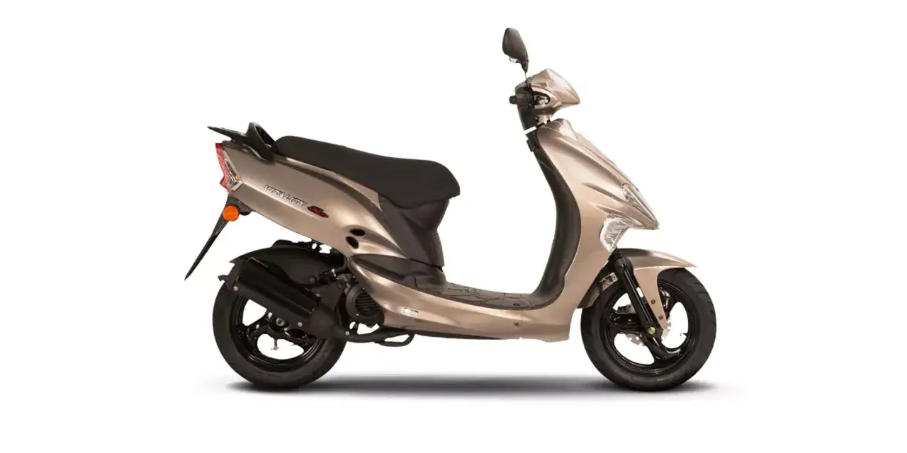 Złoty skuter Kymco Vitality 50 2T na białym tle. Elegancki, miejski pojazd gotowy na przygody.