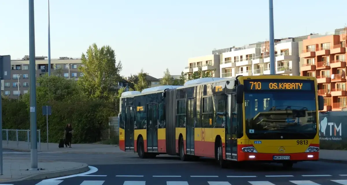 Autobus 710 z napisem "OS. KABATY" na wyświetlaczu, gotowy do odjazdu. Sprawdź autobus 710 rozkład jazdy.