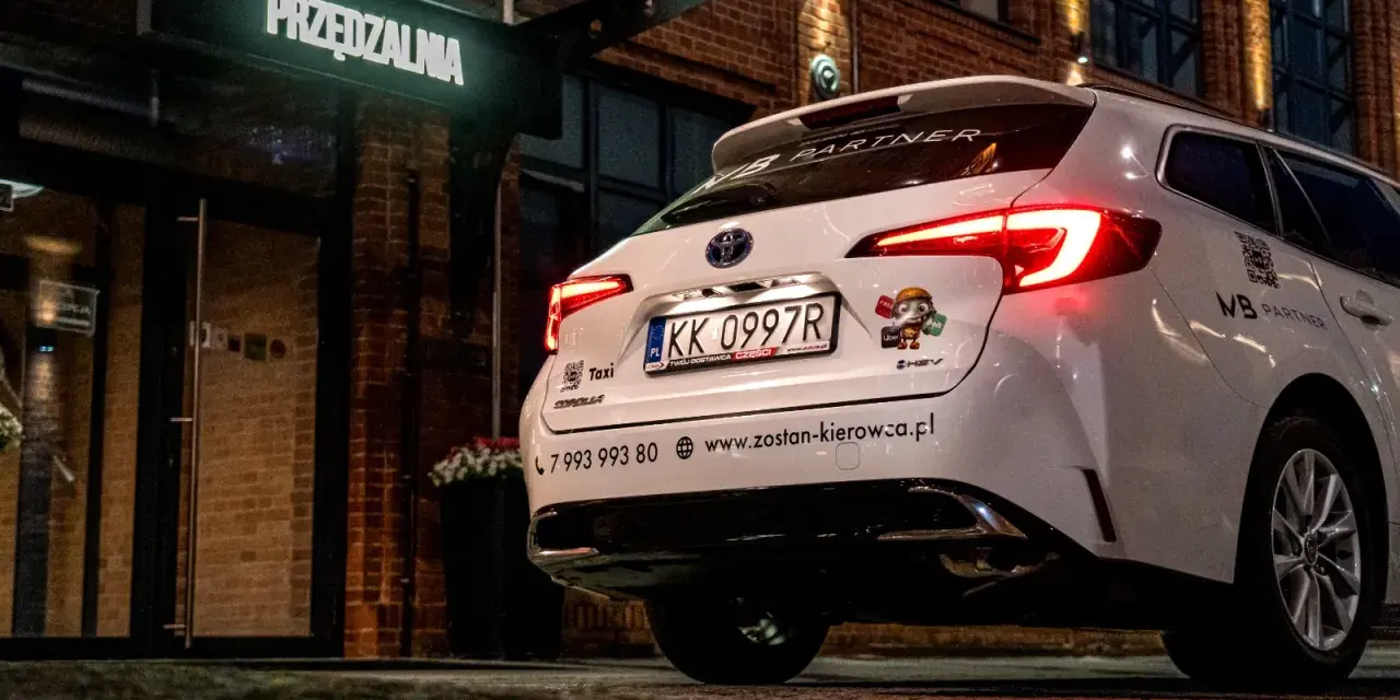 Białe auto z naklejką Bolt i Uber, gotowe do pracy. Kierowca liczy na dobre zarobki.