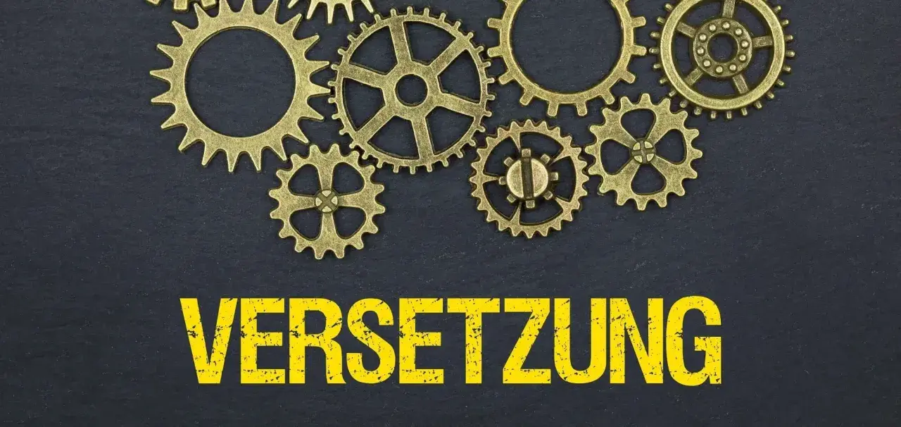 Zahnräder und das Wort "VERSETZUNG" in Großbuchstaben. Ein formloser versetzungsantrag muster könnte hier nützlich sein.