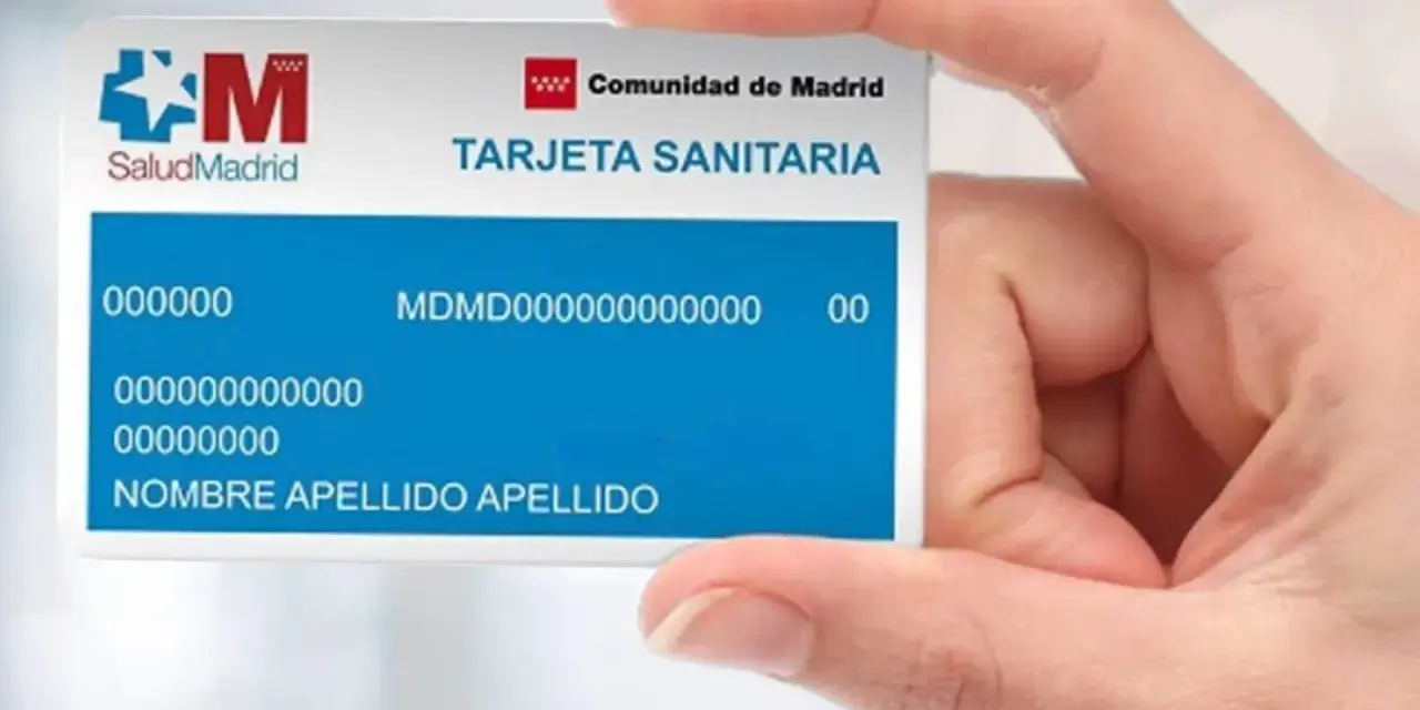 Tarjeta sanitaria de la Comunidad de Madrid donde aparece el número de la seguridad social y datos del titular.